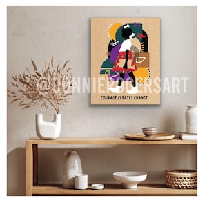 Op de afbeelding: Een digitale kunstprint met een silhouet van een jong meisje dat loopt met een paars-rode geruite rok. De achtergrond is een mix van geometrische vormen in geel, groen en bruin. De tekst "Courage Creates Change" staat onderaan de print.