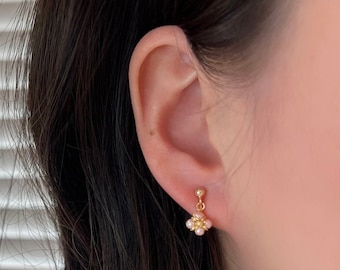 No Piercing Ear Clips, 14K Gold Plated Mini Clover Wire Wrapped Pearl Clip on Earings, Wedding Ear Clips, Elegant Mini Flower Earring, Gift