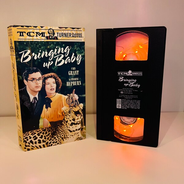 Lampe VHS : élever un bébé (1938) | Katharine Hepburn | Cary Grant | Vieux cadeaux hollywoodiens | Cadeaux de cinéma | Lampe VHS rétro