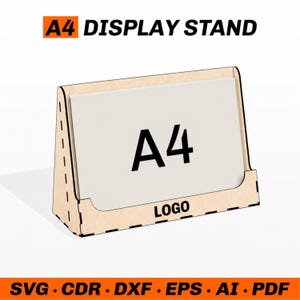 Peut inclure: Un présentoir A4 en bois clair avec une orientation horizontale. Le panneau avant comporte le mot LOGO imprimé en noir. Une feuille A4 blanche est insérée dans le support. Le texte en haut indique A4 DISPLAY STAND.