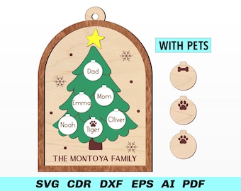 Peut inclure: Une décoration de Noël en bois en forme d'arbre avec le texte "The Montoya Family" en bas. L'arbre est décoré de boules portant les noms "Dad", "Mom", "Emma", "Oliver", "Noah" et "Tiger". Il y a aussi trois boules supplémentaires avec des empreintes de pattes et un os, étiquetées "With Pets".