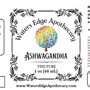Puede incluir: Una etiqueta para un frasco de 60 ml de tintura de Ashwagandha de Waters Edge Apothecary. La etiqueta presenta una ilustraci&oacute;n de &aacute;rbol colorido y el texto "Puede ayudar con el estr&eacute;s, mejora el sue&ntilde;o y la salud general, el dolor y la ansiedad.*".
