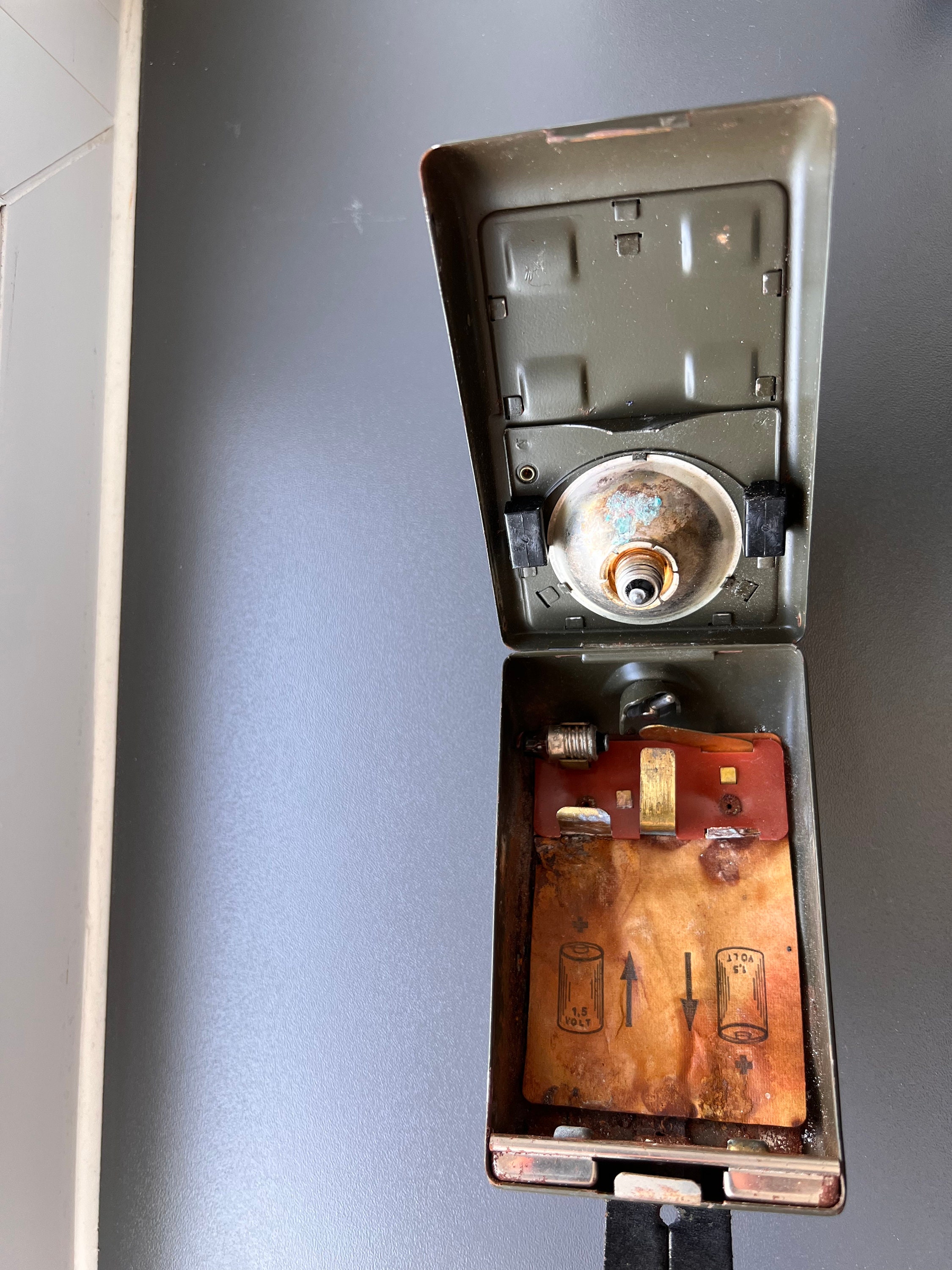 LAMPE DE POCHE D'OCCASIONRARE MULTIFONCTION-PERTRIX Nr 668 AVEC CACHE