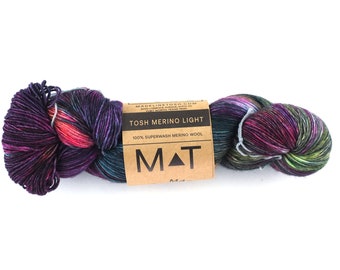 Tosh Merino Light, Beta Crucis, green, burgundy, superwash fingering yarn