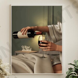 Plakat Wino w Łóżku Zielony Nad Łóżkiem Pozioma Sztuka, Modna Zielona Sypialnia Wydrukowana Sztuka Wystrój Wózka Barowego, Kobieta Pijąca Wino w Łóżku Sztuka