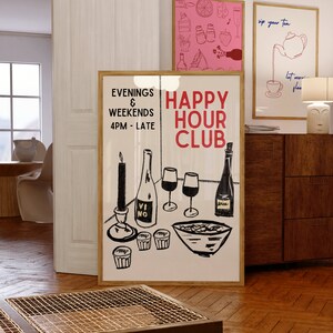 Op de afbeelding: Een zwart-witte illustratie van een happy hour club-bord met wijnflessen, glazen en een kom met snacks. Het bord zegt "Happy Hour Club" en "Avonden & Weekenden 16:00 - Laat".