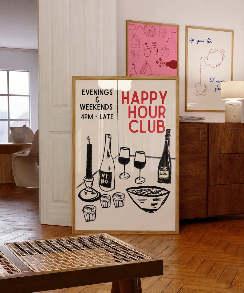 Op de afbeelding: Een zwart-witte illustratie van een happy hour club-bord met wijnflessen, glazen en een kom met snacks. Het bord zegt "Happy Hour Club" en "Avonden & Weekenden 16:00 - Laat".
