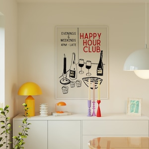 Op de afbeelding: Een zwart-witte illustratie van een tafeldekking met wijnflessen, glazen en kaarsen. De tekst "Happy Hour Club" staat in rode letters op een witte achtergrond. De tekst "Evenings & Weekends 4PM - Late" staat in zwarte letters op een witte achtergrond.