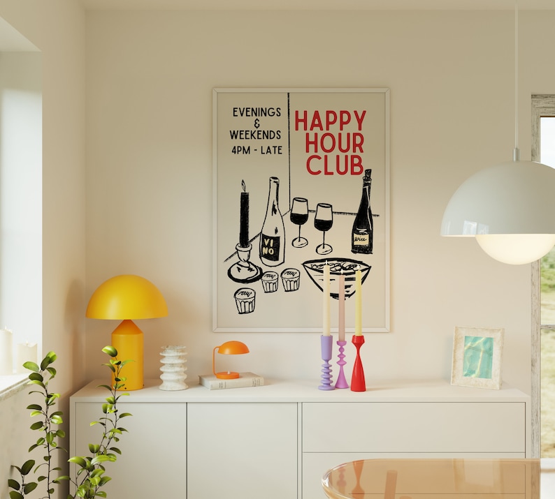 Op de afbeelding: Een zwart-witte illustratie van een tafeldekking met wijnflessen, glazen en kaarsen. De tekst "Happy Hour Club" staat in rode letters op een witte achtergrond. De tekst "Evenings & Weekends 4PM - Late" staat in zwarte letters op een witte achtergrond.