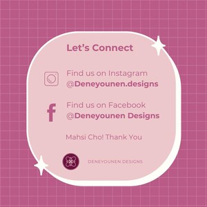 Pu&ograve; includere: Una scheda di contatto quadrata per i social media con uno sfondo a griglia rosa e un pannello centrale arrotondato rosa chiaro. Il testo recita: Let's Connect, Find us on Instagram @Deneyounen.designs, Find us on Facebook @Deneyounen Designs, Mahsi Cho! Thank You e Deneyounen Designs.