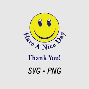 Pode incluir: Um rosto sorridente amarelo com olhos azuis e uma boca curvada. As palavras "Have A Nice Day" estão em arco acima do rosto, e "Thank You!" está abaixo. A imagem também inclui "SVG • PNG".