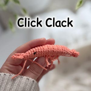 Può includere: Un set di tre tazze in ceramica con finitura opaca e macchiettata. Le tazze sono nei toni del crema, grigio chiaro e grigio scuro. Ogni tazza ha un design semplice e minimalista, perfetto per caffè o tè.