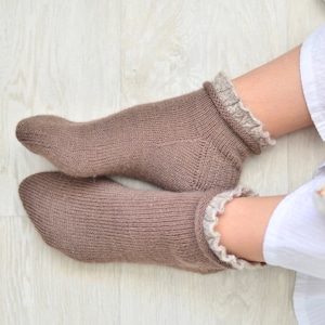 KNITTING PATTERN Women&#39;s socks with frills