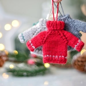 Christmas miniature sweater for Christmas tree decoration knitting pattern