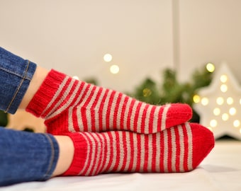 Striped women's socks knitting pattern