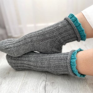 KNITTING PATTERN Ruffle socks for women: PDF + photos + videos