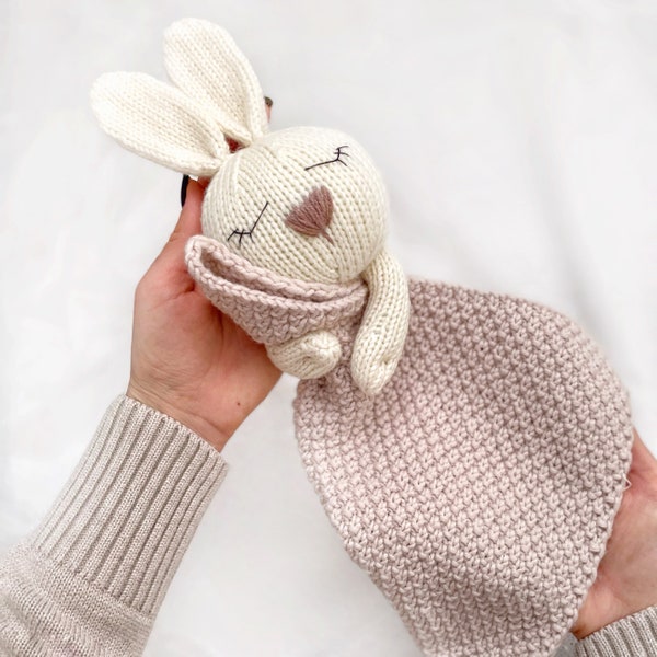 Doudou lapin MOTIF TRICOT sur deux aiguilles à tricoter droites, jouet à tricoter pour bébé