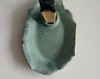 小さな手作りの釉薬をかけた磁器製のパオロ・サントホルダー