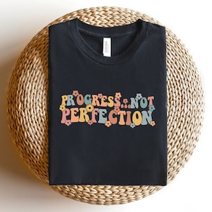 Progress Not Perfection Svg, Retro Font Svg, Téléchargements numériques, Mental Health Svg, Imperfect Svg, Wavy Flower Text Svg, Cricut, Svg Cut File