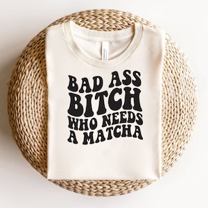 Bad Ass Bitch SVG、レトロフォント SVG、デジタルダウンロード、Who Needs a Matcha SVG、Tea Lover SVG、Wavy Flower Text SVG、Cricut、SVGカットファイル
