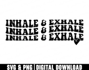 Könnte beinhalten: Schwarzweißes Grafikdesign mit dem dreimal wiederholten Text "INHALE & EXHALE". Der Text ist in einer Retro-Schriftart mit Wellen. Ein kleines Herz ist rechts unten im Design enthalten.