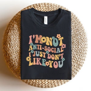 Je ne suis pas anti-social svg, retro font svg, téléchargements numériques, antisocial svg, introverti svg, wavy flower text svg, cricut, svg couper des fichiers