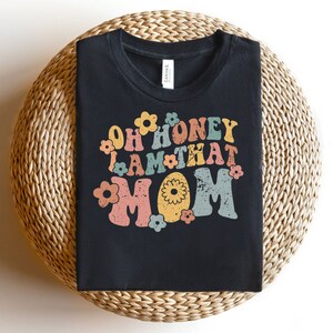 Oh Honey I Am That Mom Svg, Retro Font Svg, Digital Downloads, Funny Mom Svg, Sarcastic Svg, Wavy Flower Text Svg, Cricut, Svg Cut Files