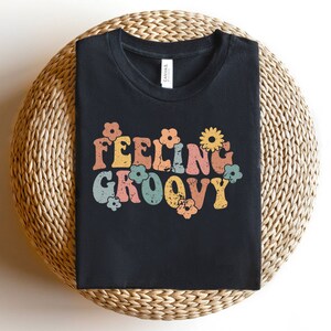 Feelin&#39; Groovy Svg, Retro Font Svg, Téléchargements numériques, Hippie Quote Svg, Summer of Love Svg, Wavy Flower Text Svg, Cricut, Svg Fichiers coupés
