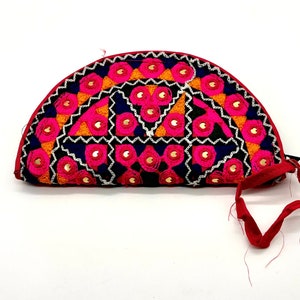 Hermosa bolsa de tela cosida a mano.