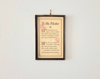 Puede incluir: Un poema enmarcado titulado "To My Mother" con un diseño floral y un marco dorado. El poema dice: "Puedes presumir de tu hermana o hermano, De tu padre y abuelo también; No hay nadie tan querido como una madre, Tan cariñosa, tan fiel y tan verdadera. Como toda mi gente, muy querida, Mi padre y muchos otros; Pero mi vida sería alegre y feliz, Si siempre pudiera tener a mi madre."