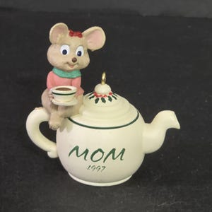 Vintage Handcrafted 1997 Hallmark Keepsake &quot;Mom 1997&quot; Girl Mouse On TeaPot Ornament Sculptured By Bob Siedler