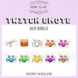 Puede incluir: Un conjunto de insignias de suscripción de emote de Twitch que presentan un conjunto de batería de dibujos animados en varios colores. El conjunto de batería incluye un bombo, una caja, un platillo y dos toms. Las insignias están diseñadas para usarse en Twitch para representar diferentes niveles de suscripción.