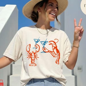 Camiseta Comfort Colors® con estampado divertido de langosta y martini: Camiseta retro para amantes de los cócteles.