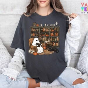 Comfort Colors® Retro Ghost Reading Shirt, Halloween Librarian Tee 画像 5