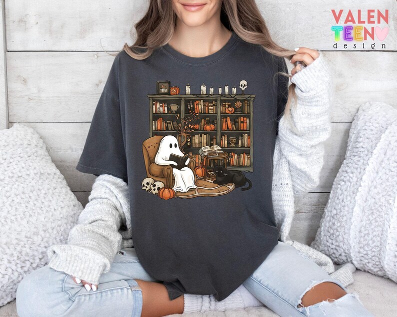 Comfort Colors® Retro Ghost Reading Shirt, Halloween Librarian Tee 画像 5