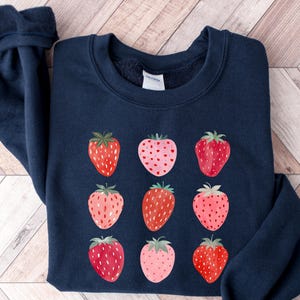 Sudadera de fresa, cuello redondo estilo cottagecore, suéter con gráfico de frutas imagen 3