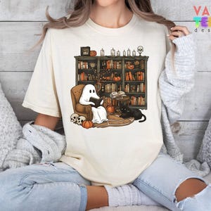 Comfort Colors® Retro Ghost Reading Shirt, Halloween Librarian Tee 画像 2