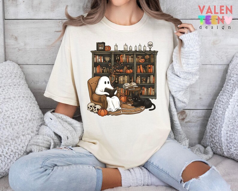 Comfort Colors® Retro Ghost Reading Shirt, Halloween Librarian Tee 画像 2