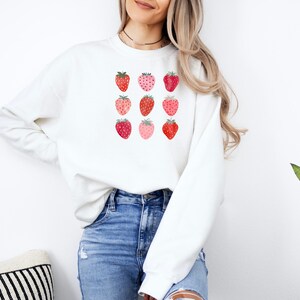 Sudadera de fresa, cuello redondo estilo cottagecore, suéter con gráfico de frutas imagen 5