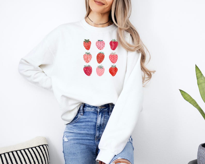 Sudadera de fresa, cuello redondo estilo cottagecore, suéter con gráfico de frutas imagen 5