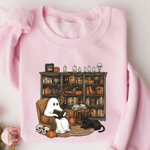 Retro Ghost Reading Sweatshirt, Halloween Librarian Teacher Gift bild 3
