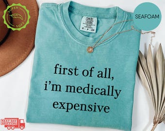 Camiseta Comfort Colors® con estampado de artículos médicamente caros, camiseta divertida para concienciar sobre el cáncer.