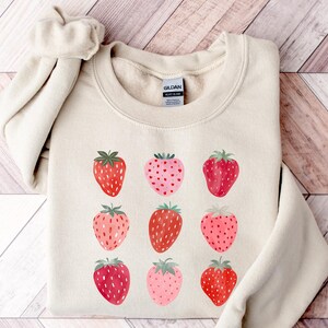 Sudadera de fresa, cuello redondo estilo cottagecore, suéter con gráfico de frutas imagen 2