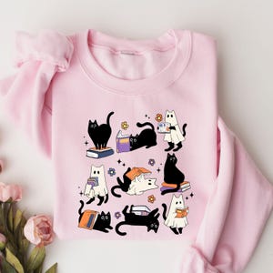 Ghost Black Cat Reading Sweatshirt, Halloween Teacher Shirt immagine 1