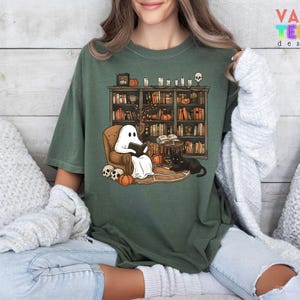Comfort Colors® Retro Ghost Reading Shirt, Halloween Librarian Tee 画像 3