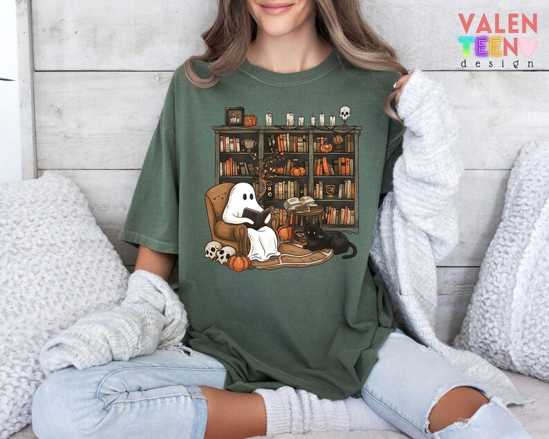 Comfort Colors® Retro Ghost Reading Shirt, Halloween Librarian Tee 画像 3