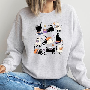 Ghost Black Cat Reading Sweatshirt, Halloween Teacher Shirt immagine 3
