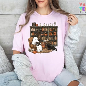 Comfort Colors® Retro Ghost Reading Shirt, Halloween Librarian Tee 画像 4