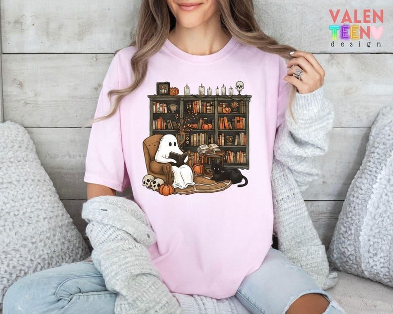 Comfort Colors® Retro Ghost Reading Shirt, Halloween Librarian Tee 画像 4