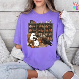 Comfort Colors® Retro Ghost Reading Shirt, Halloween Librarian Tee 画像 6
